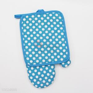 Blue dot oven mitt and pot holder set