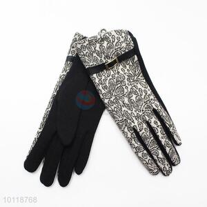 White Flower Pattern Mirco Velvet Gloves