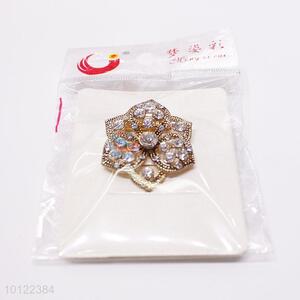 Flower Shaped Rhinestone Brooch Pin for Garment Decoration