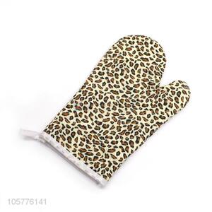 Low price microwave oven insulated leopard hand gloves for kitchen