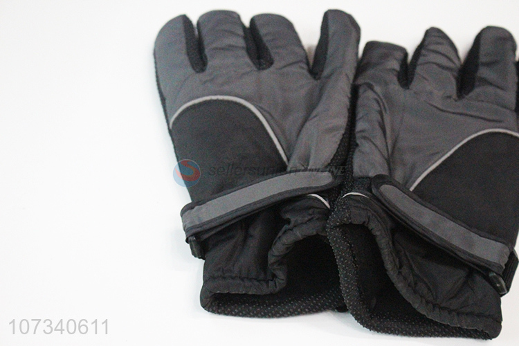 Latest style men winter outdoor thickened windproof gloves