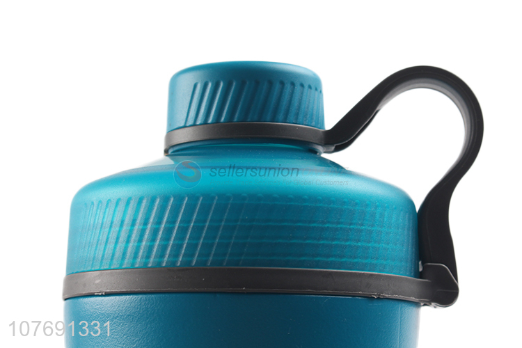 Suitable price 880ml water bottle popular sport bottle with strap