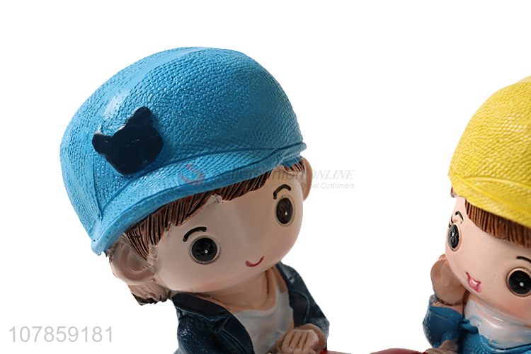 Promotional items resin couple doll for desktop decoration