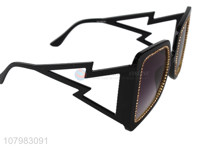 Hot Selling Modern Sunglass Plastic Frame Sun Glasses For Adults