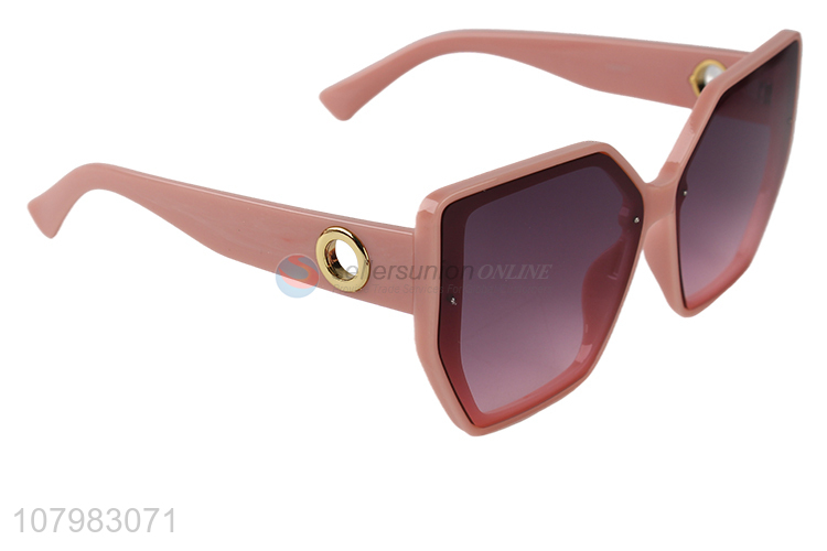 Hot Selling Ladies Sunglasses Fashion Summer Leisure Eyeglasses