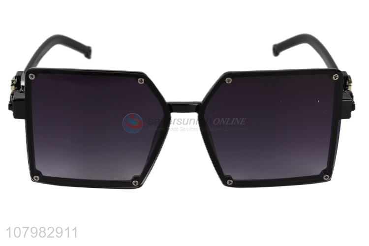 China Factory Wholesale Fashion Sunglass Outdoor Holiday Sun Glasses