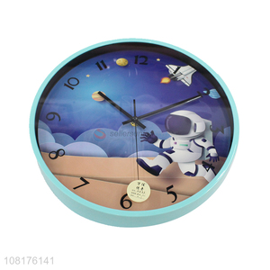 New arrival stylish astronaut round wall clock for home decoration