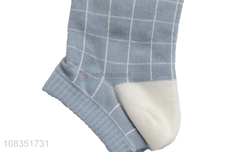 Wholesale fashionable checked pattern cotton boat socks for women