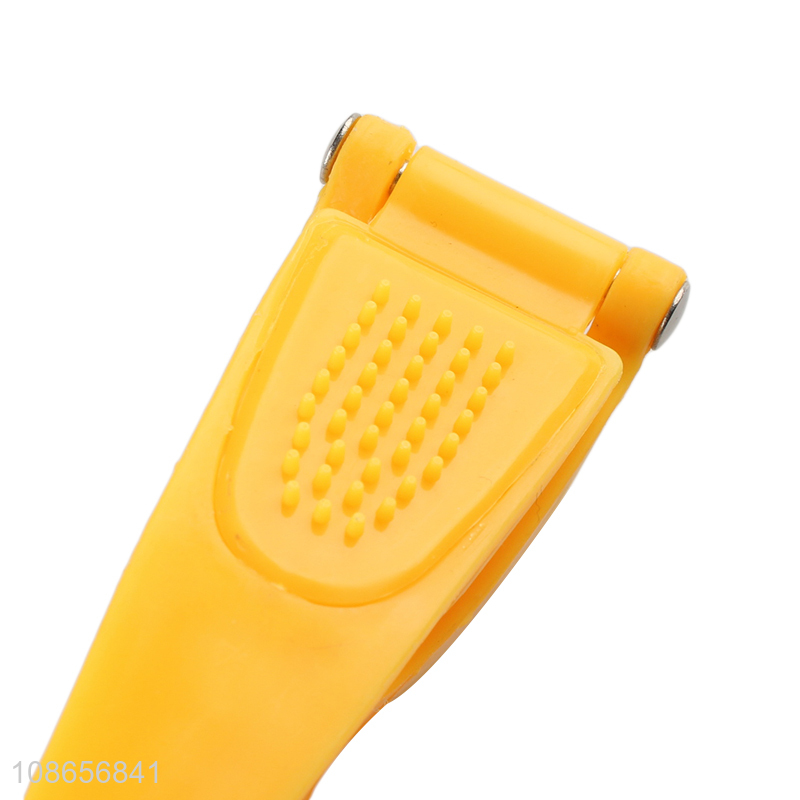 Online wholesale kitchen gadget garlic press with pp handle