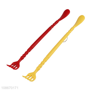 Online wholesale convenient plastic back scratcher with long handle